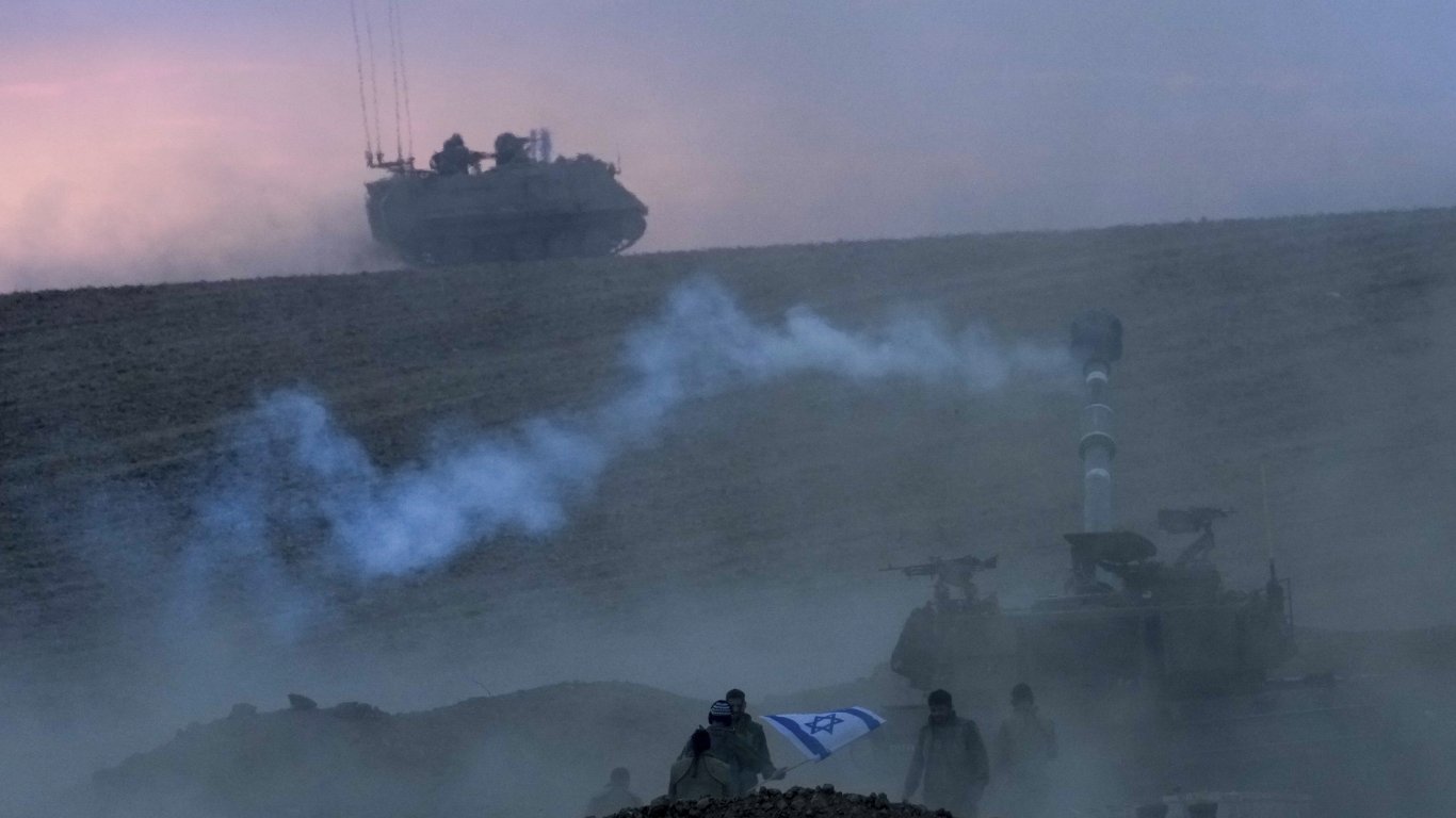 Израел нанесе удари по Сирия, но армията още не е влязла в Ивицата Газа