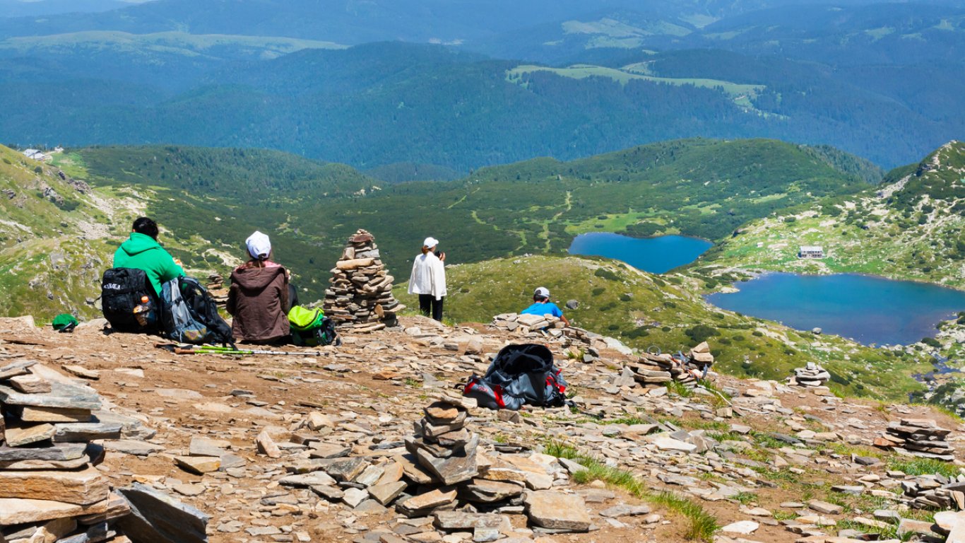 Стотици туристи се изкачват пеша до Седемте рилски езера, след като спряха лифта