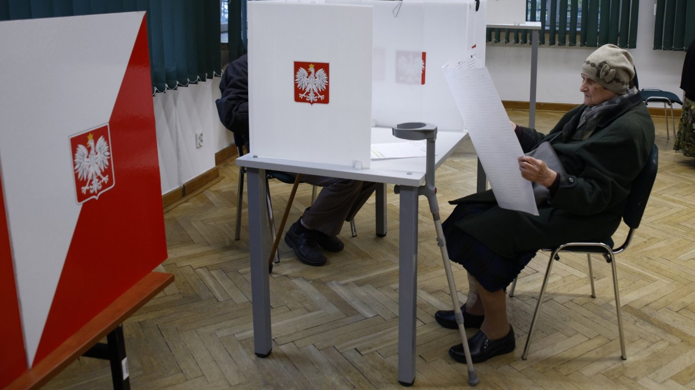 Първи резултати на изборите в Полша: Поражение за управляващите, ще трябва да търсят коалиция