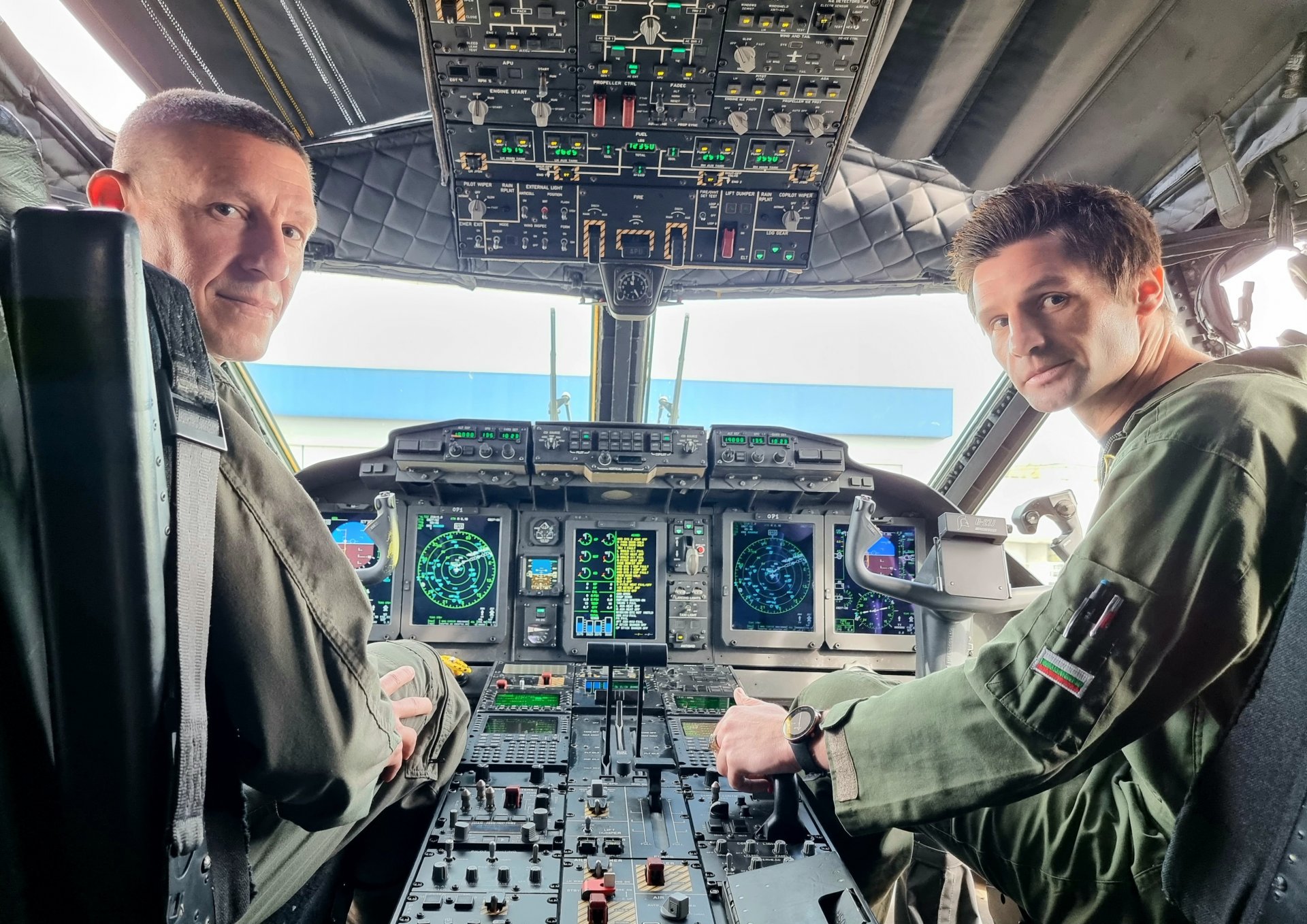  Майор Стоян Барев (вляво) и капитан Николай Калайджиев (вдясно) в пилотската кабина на C-27J "Спартан"