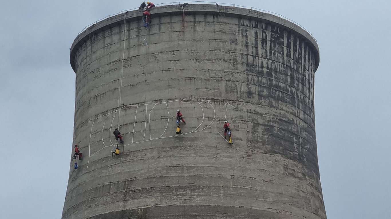 Активисти на "Грийнпийс" се покачиха върху кула на ТЕЦ "Марица 3" в Димитровград (видео)