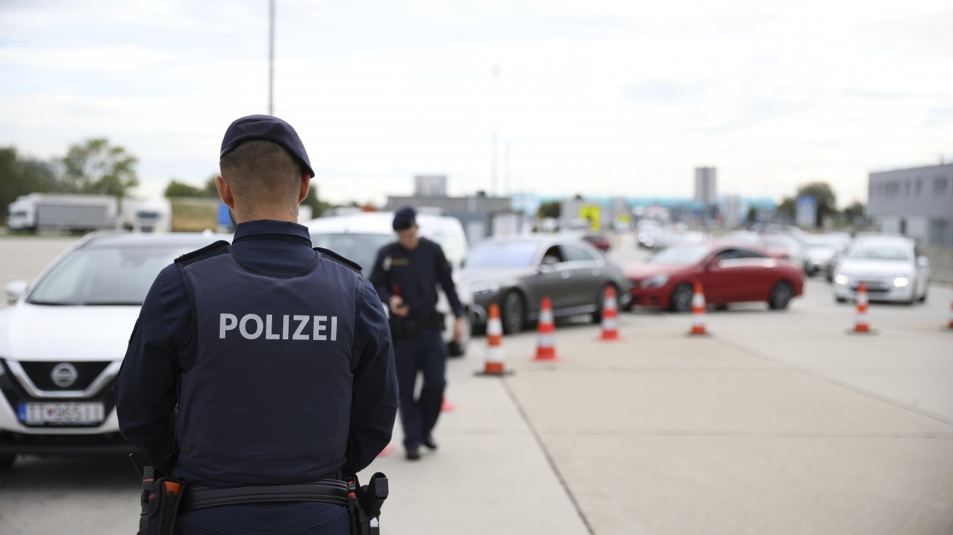 Австрия въведе гранични проверки, а Швейцария все още обмисля плановете си