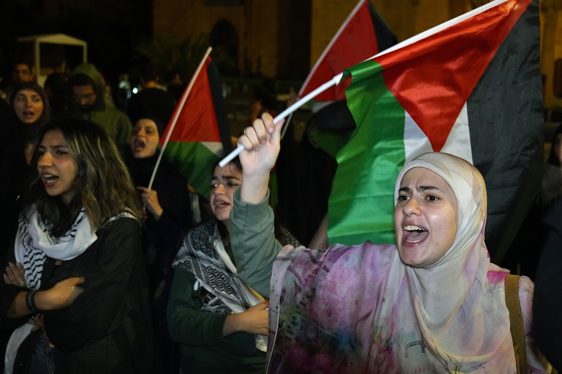 Демонстранти, събрали се на протест в центъра на ливанската столица Бейрут, за да изразят солидарността си с палестинския народ в Газа
