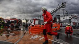 Кораб "горя" на пристанището във Варна в рамките на учението на ВМС "Бриз 2023" (снимки)