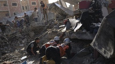 Видеото показва кадри от сградата и паркинга на болницата преди