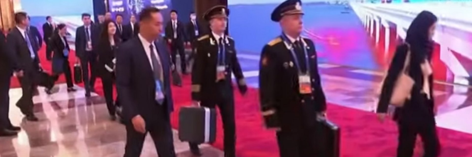 Видео от визитатап на Путин в Пекин показва ядрения му куфар, рядко попадащ в обективите