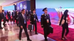 Видео от визитатап на Путин в Пекин показва ядрения му куфар, рядко попадащ в обективите