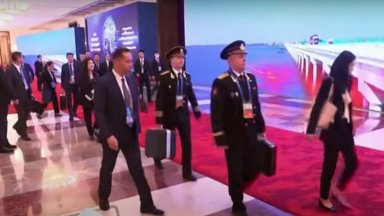 На кадрите се вижда как след приключването на преговори с