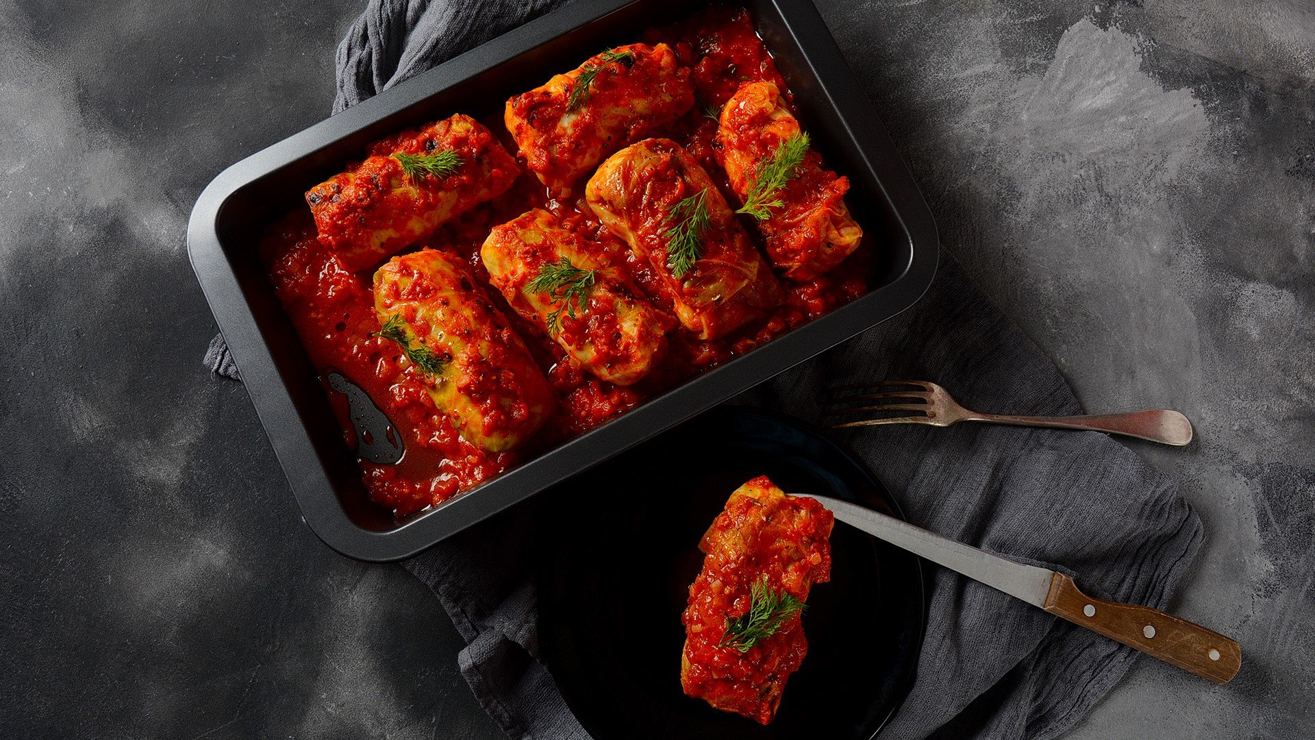 Вкусни сармички в доматен сос