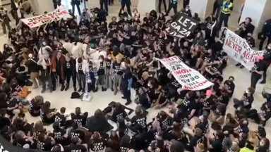 Гражданите са облечени с черни тениски с надписи Евреите казват спрете