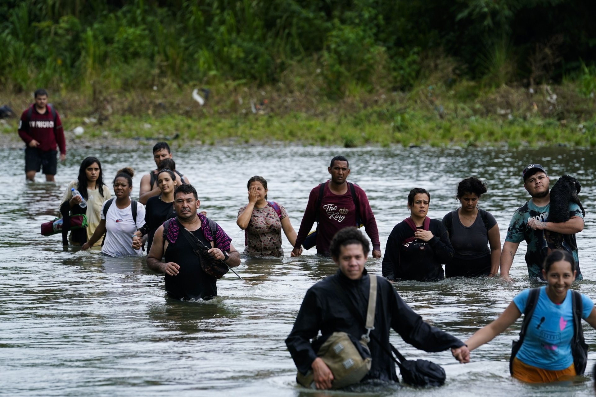Венецуелски мигранти преминават река Тукеса, след като се прекосили пролома Дариен, в Бахо Чикито, Панама, 4 октомври 2023 г. 