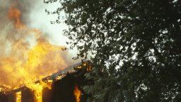 Пожар изпепели къща в Разградско, дете и двама възрастни са в болница
