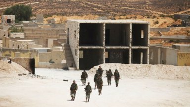 Тренировъчният град е известен като Баладия и включва джамия болница