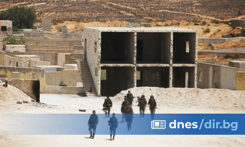 Тренировъчният град е известен като Баладия и включва джамия, болница