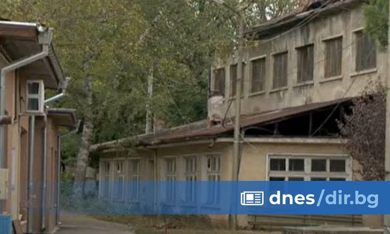 Огънят възникна около 19:30 ч. в психиатрията в Ловеч. В резултат