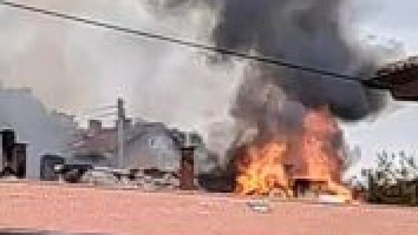 Пожар унищожи общежитието към бивш техникум в Трън, 8 семейства останаха без дом