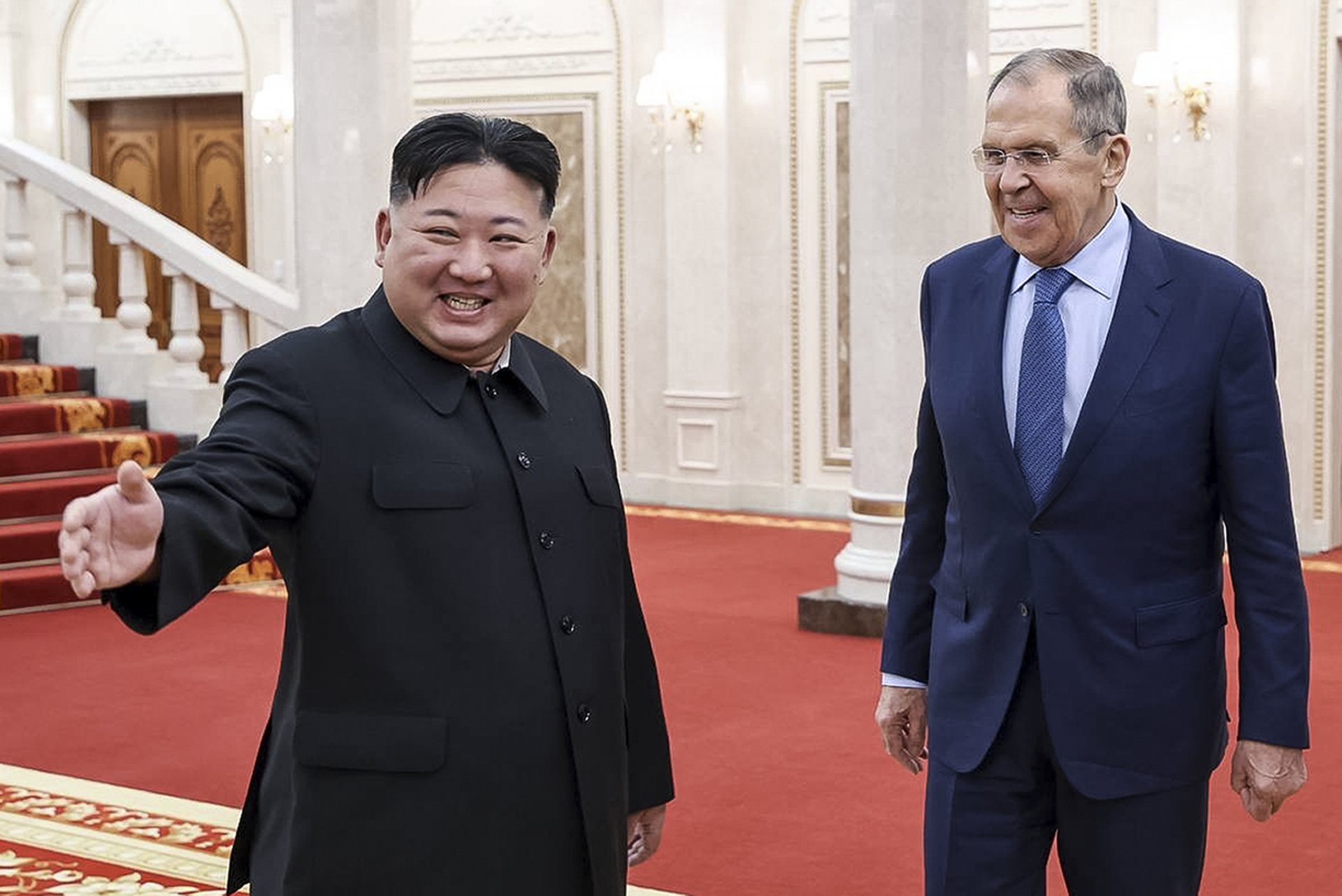 Севернжокорейският лидер Ким Чен-ун и руският външен министър Сергей Лавров