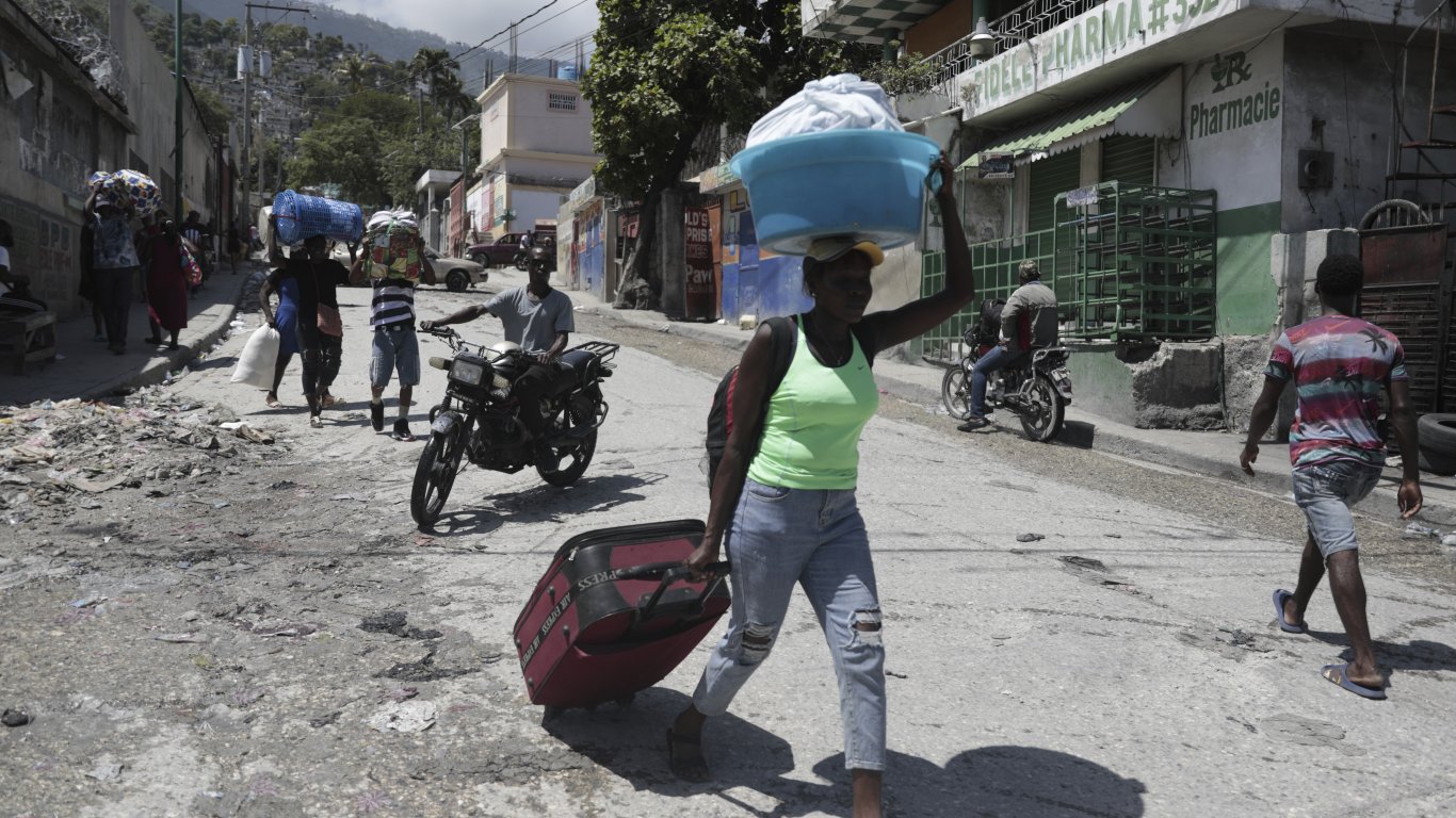 Бандите в Хаити управляват училища и клиники