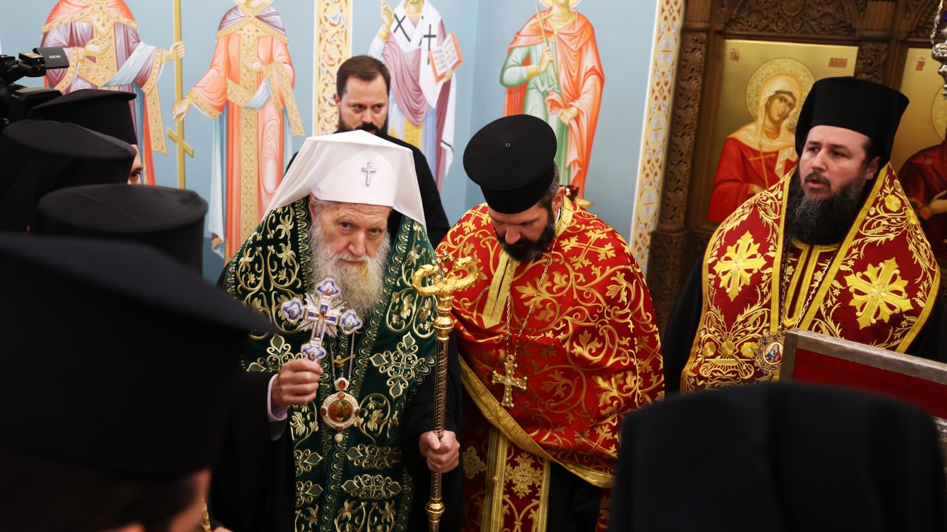 Патриарх Неофит е във ВМА, синодът призова вярващите да се молят за оздравяването му
