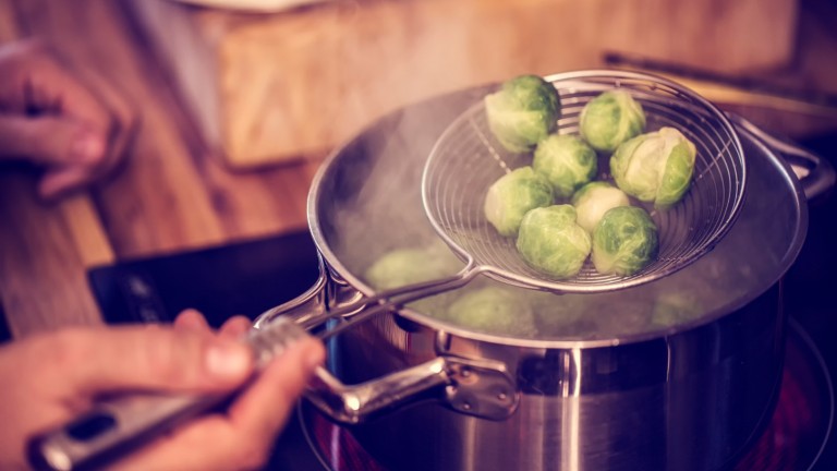 Как да бланширате зеленчуците преди да ги замразите