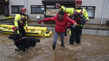 Шотландия също е залята от наводнения, след като бурята "Бабет" причини проливни дъждове