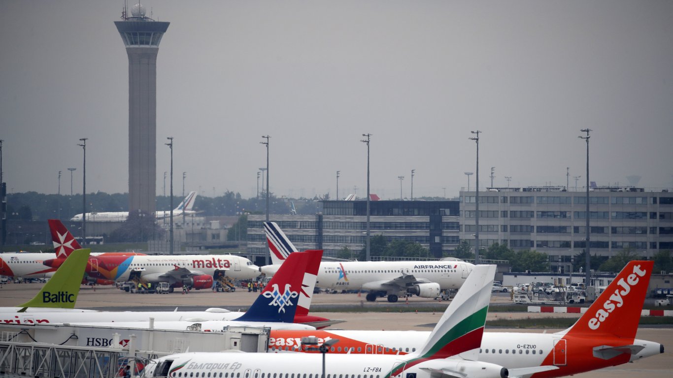 Нови бомбени заплахи във Франция, този път срещу 18 летища, 10 от тях евакуираха