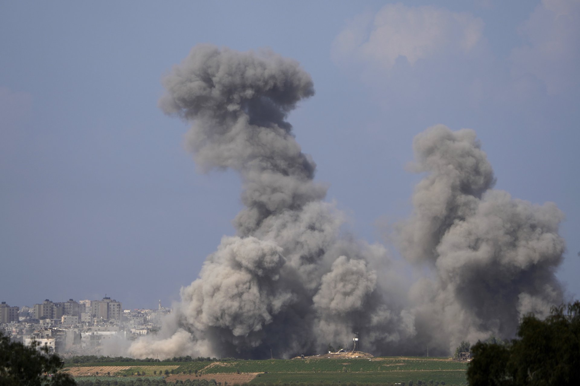 Пушек, издигащ се след израелски въздушен удар в ивицата Газа, видян от Южен Израел