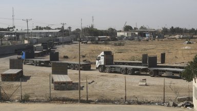 Египет отвори границата, първите камиони с помощи влязоха в Газа (видео/снимки)