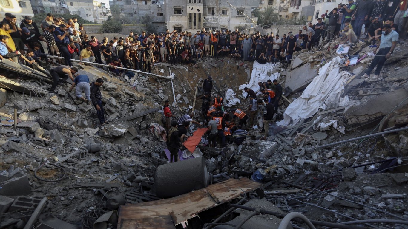Израел удари подземен комплекс на Западния бряг, атакува с ракети и летищата на Дамаск и Алепо