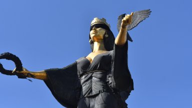 От втори опит: Статуята на Света София осъмна с черна превръзка на очите