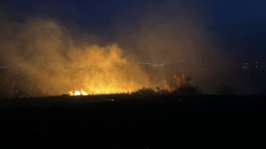 Голям пожар край Костинброд, призоваха доброволци да се включат в гасенето (снимки/видео)