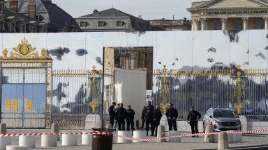 Служители по сигурността претърсват помещенията на двореца на френските крале Това