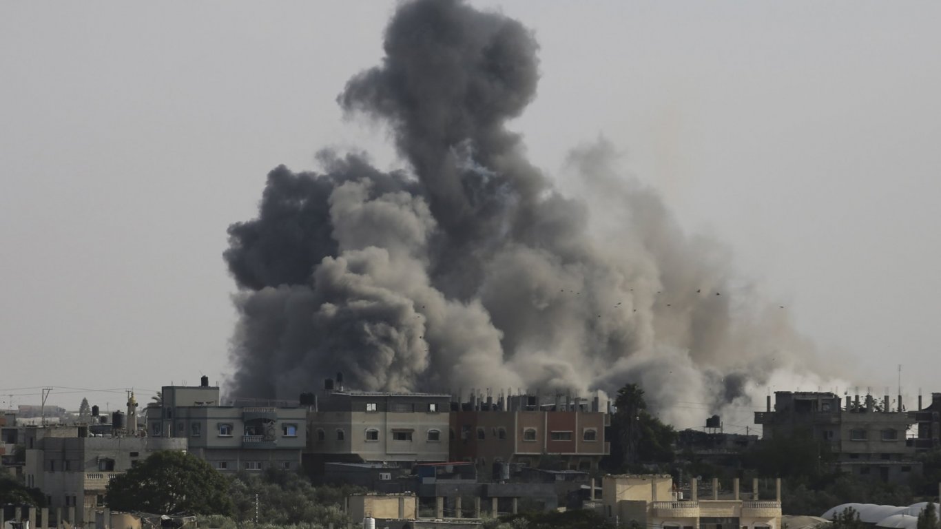 Израел обстреля погрешка египетски пост на границата, отново удари летища в Сирия