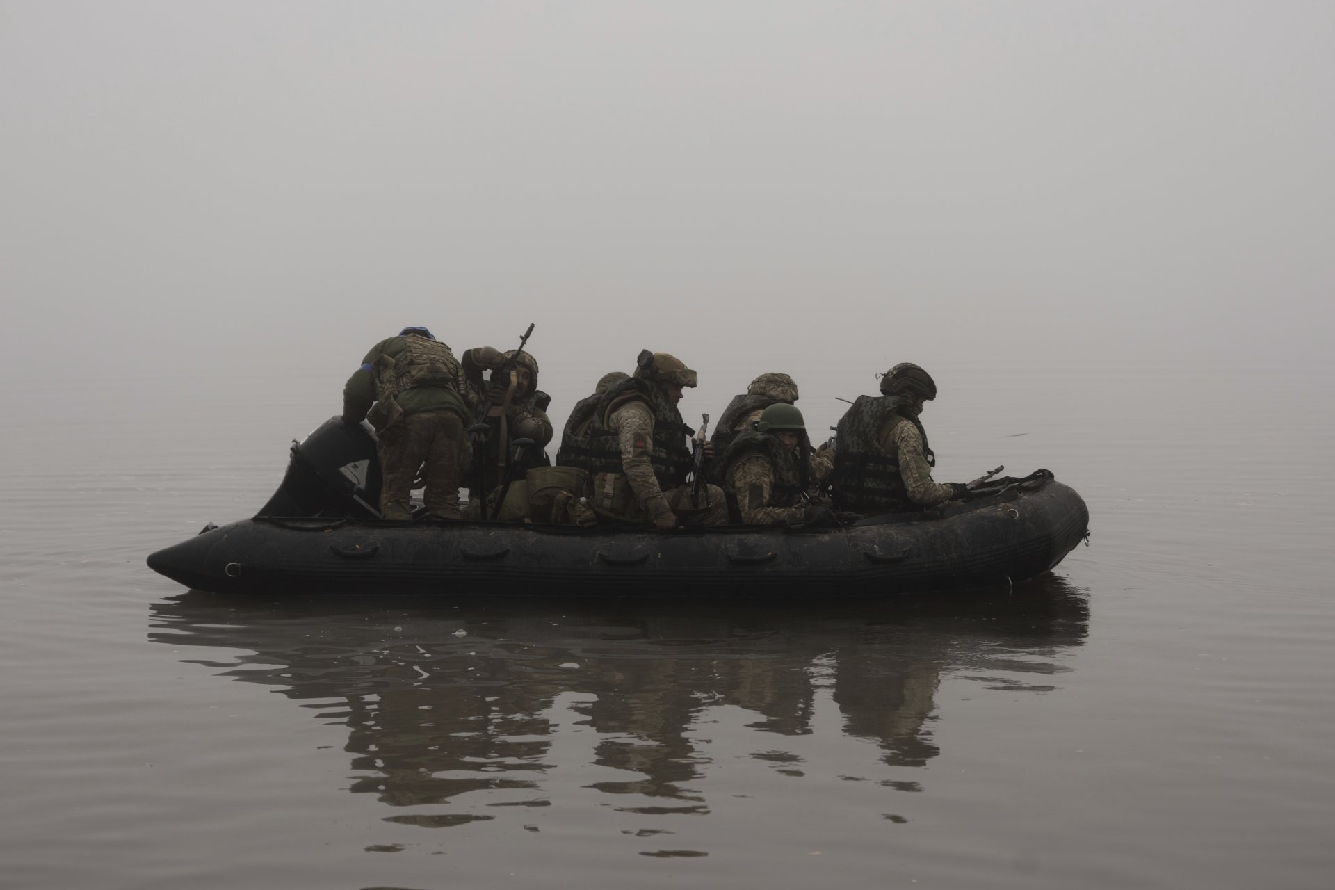 Украински морски пехотинци се придвижват по река Днепър в района на Херсон