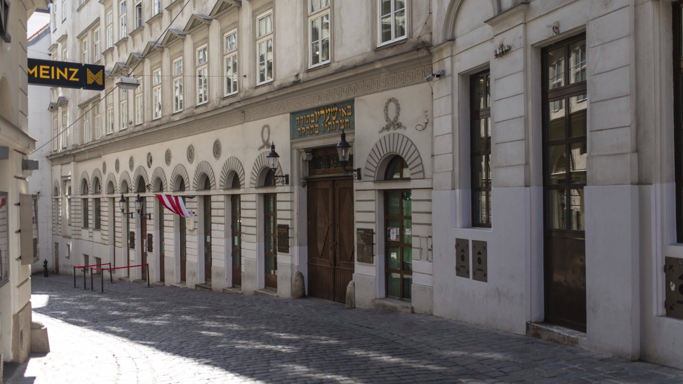 Вандалски акт срещу синагогата във Виена, 17-годишна свали израелското знаме