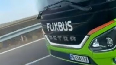 То шофира от скута на възрастен мъж Автобусът е с