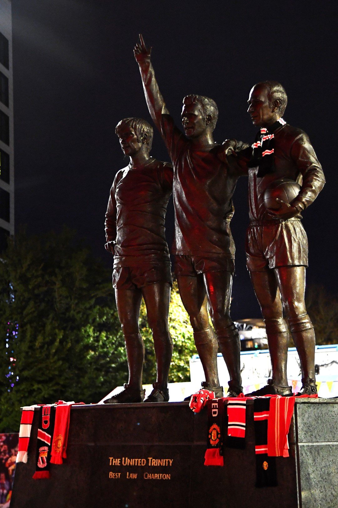Статуята на Светата троица бди пред стадион "Олд Трафорд"