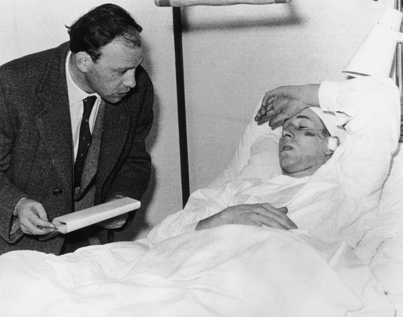 Боби Чарлтън лежи в мюнхенската болница ден след катастрофата на летището в града. Младият играч оцелява в ужаса, отнел 23 живота, включително на осем от съотборниците му