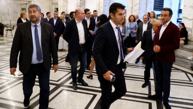 Петков и Денков се обявиха против стресираща внезапна отмяна на петролната дерогация