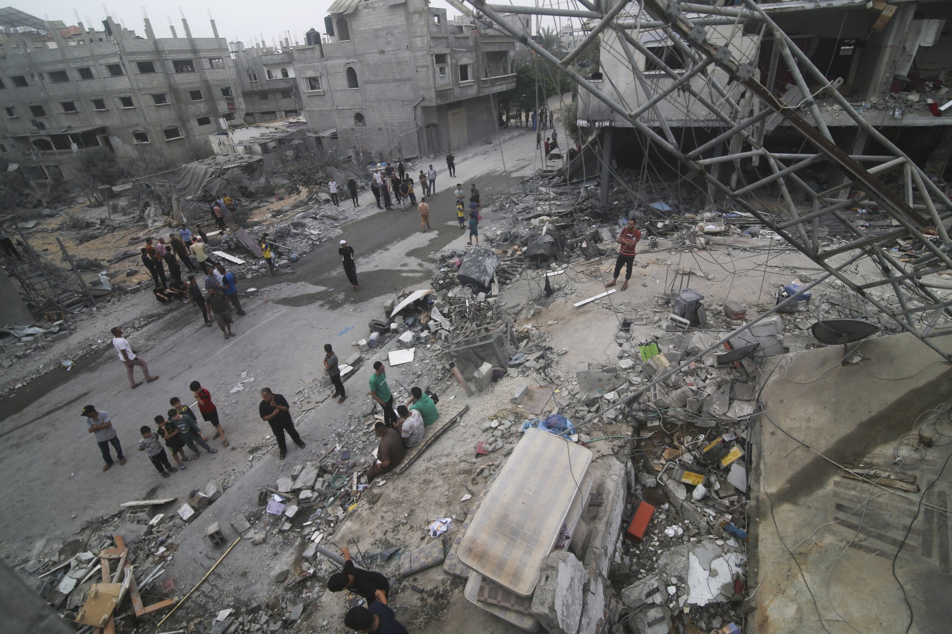 Палестинците търсят оцелели след израелската бомбардировка на ивицата Газа в Рафа