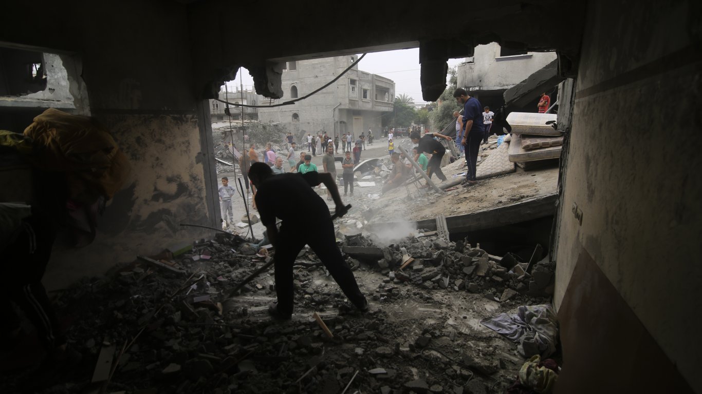 Израел започна ограничени набези в Ивицата Газа, 222 заложници държи "Хамас"