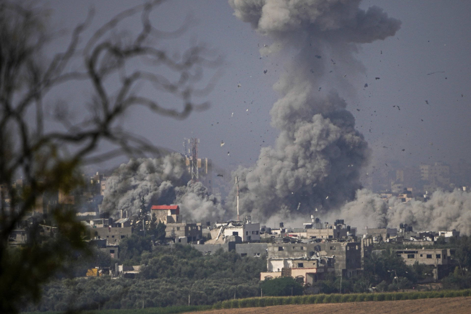 Израелската армия атакува над 320 цели в Ивицата Газа през последното денонощие