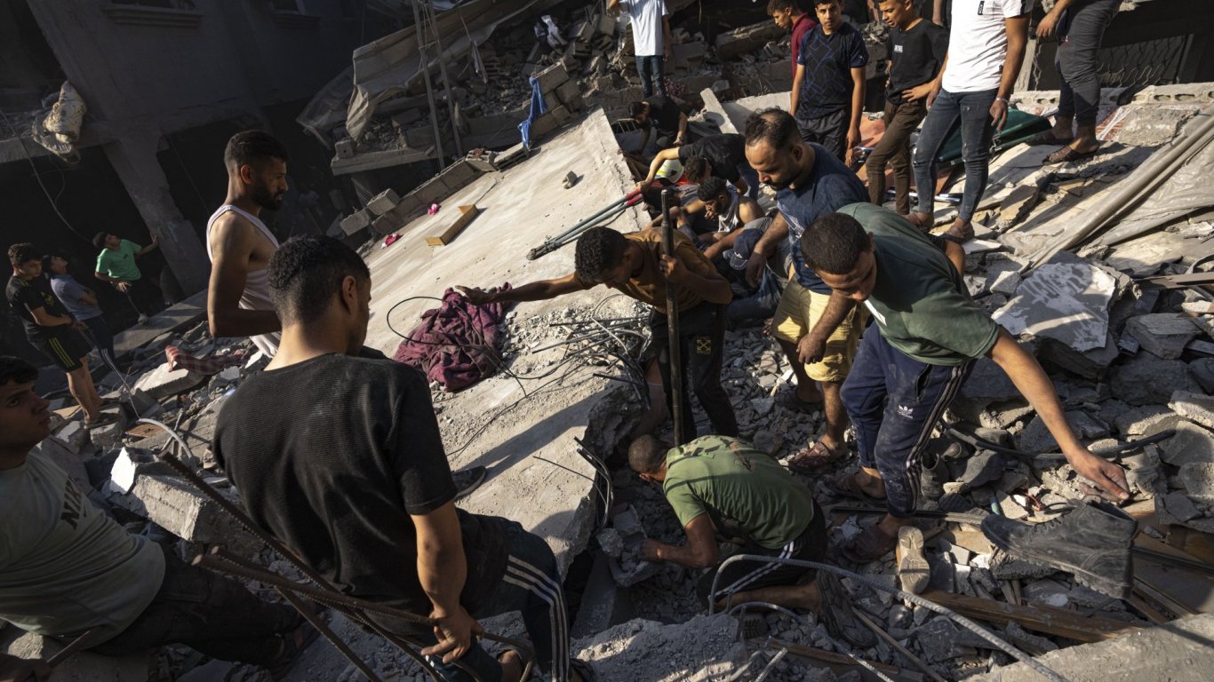 Израел не смята да отлага сухопътната офанзива заради заложниците, удари бежански лагер в Газа
