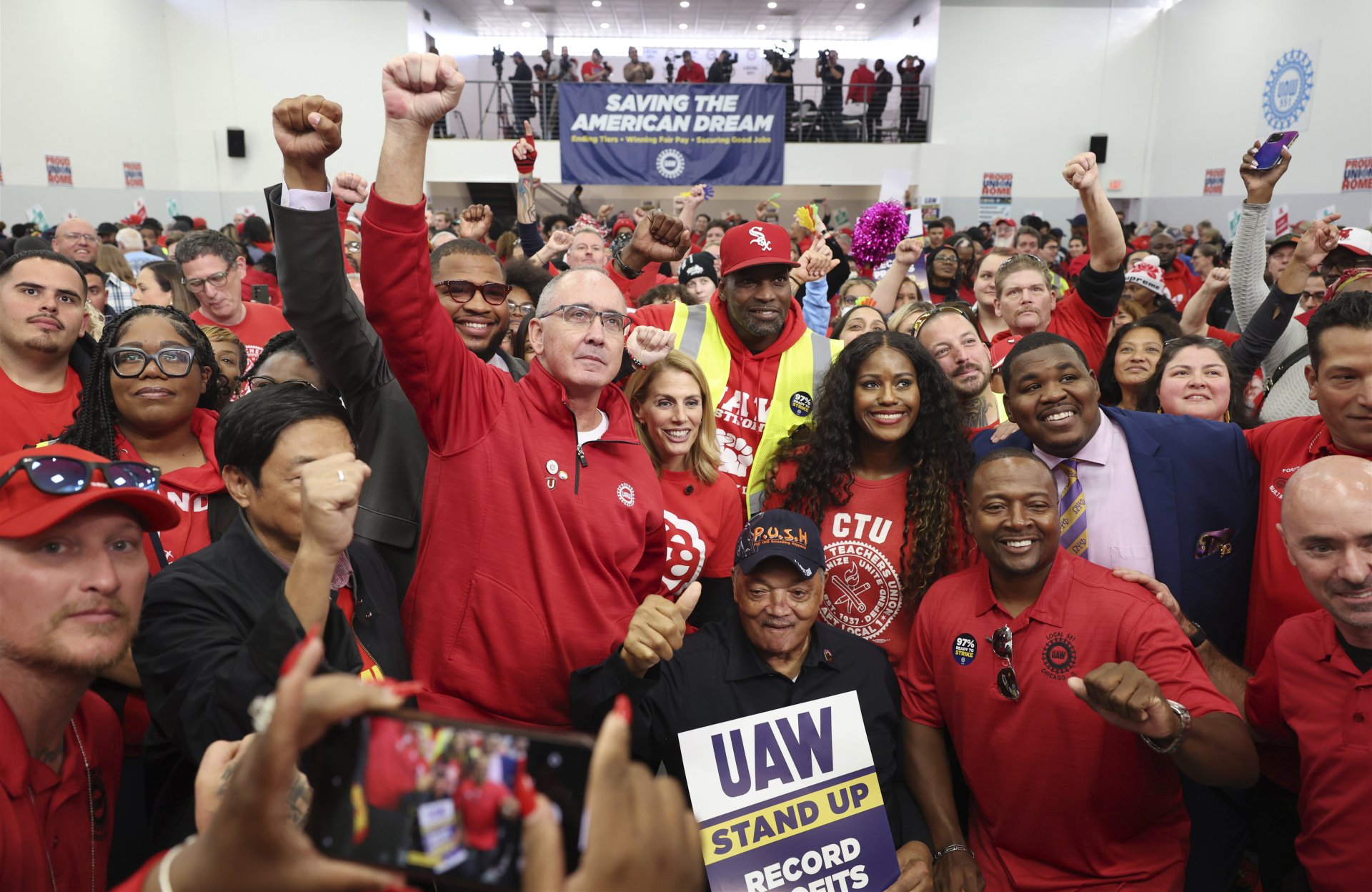 Председателят на синдиката Обединените автомобилни работници Шон Фей сред стачкуващи работници на 7 октомври в Чикаго