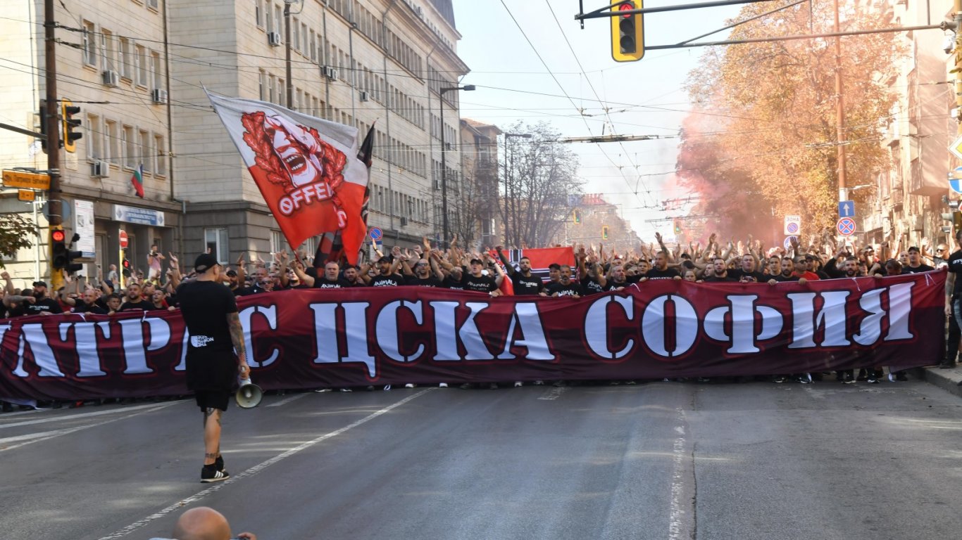 Фенове на ЦСКА блокират "Орлов мост" в протест срещу спънките за стадиона