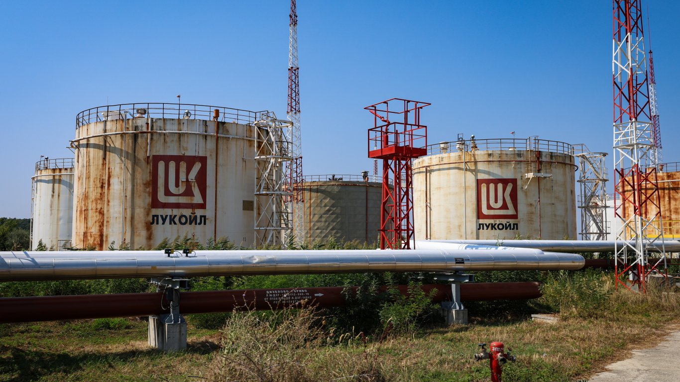 "Лукойл": От 1 януари са застрашени доставките на горива за България 