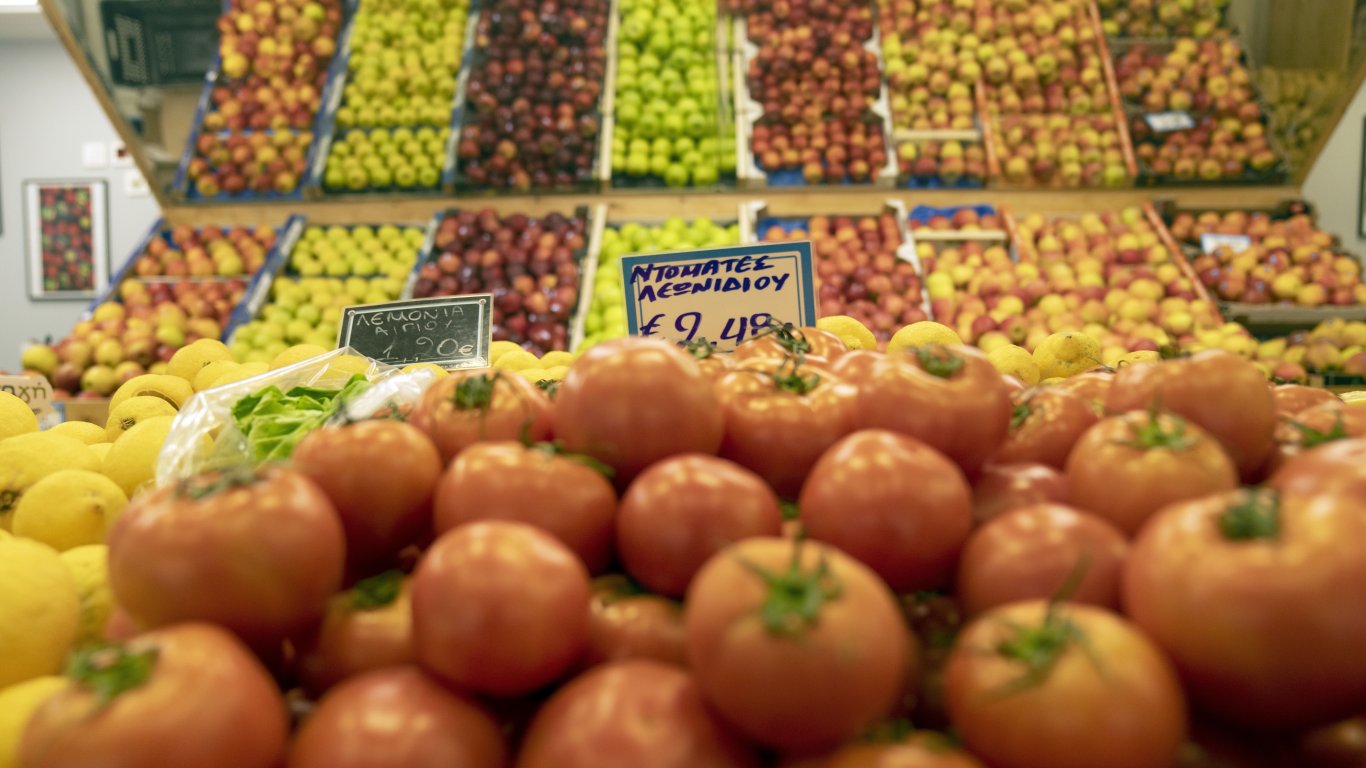 В Гърция влизат в сила две нови „кошници“ с продукти на контролирани цени