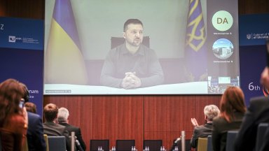 В своето изказване засегнато от редица технически неизправности включително една