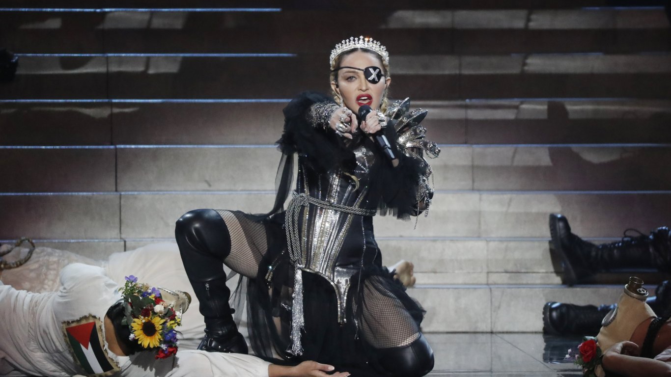 Неузнаваема на 65! Мадона предизвика дебат в социалните мрежи заради последните си снимки 