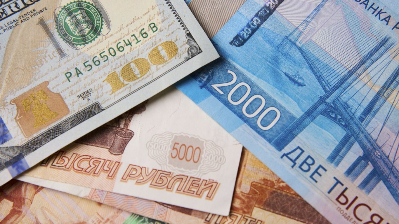 Руската рубла поскъпна до най-високото си ниво спрямо долара от ноември 2023 г.